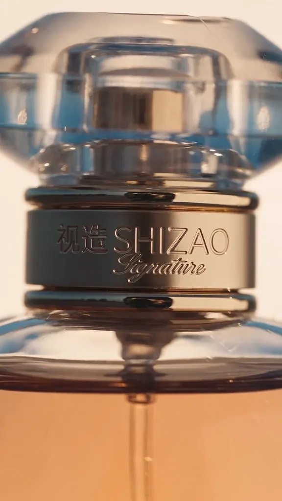 视造香氛瓶身与金属细节的微距视觉
